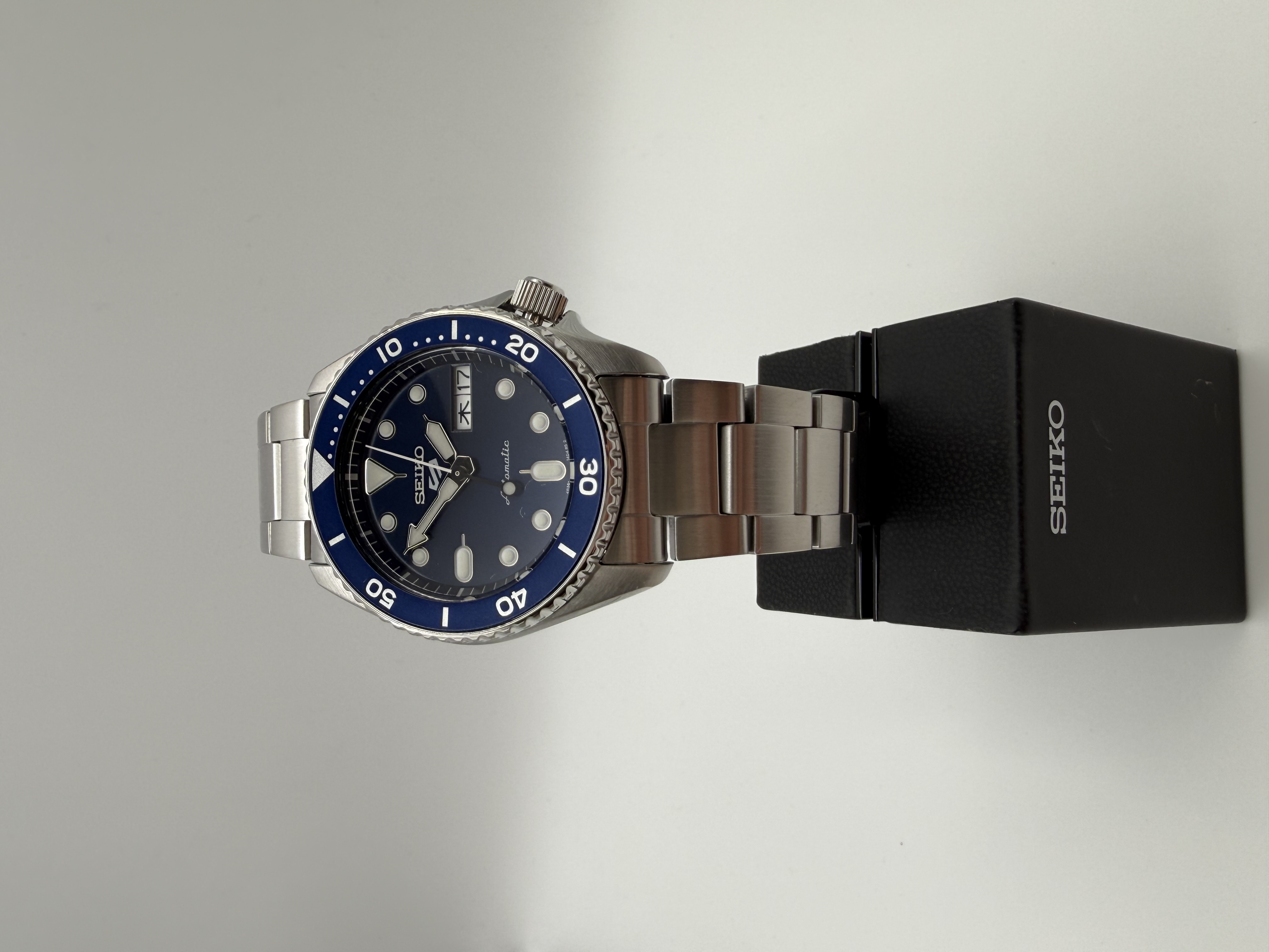 Seiko Herrenuhr Automatic blaues Zifferblatt blauer Lünette Stahlarmband