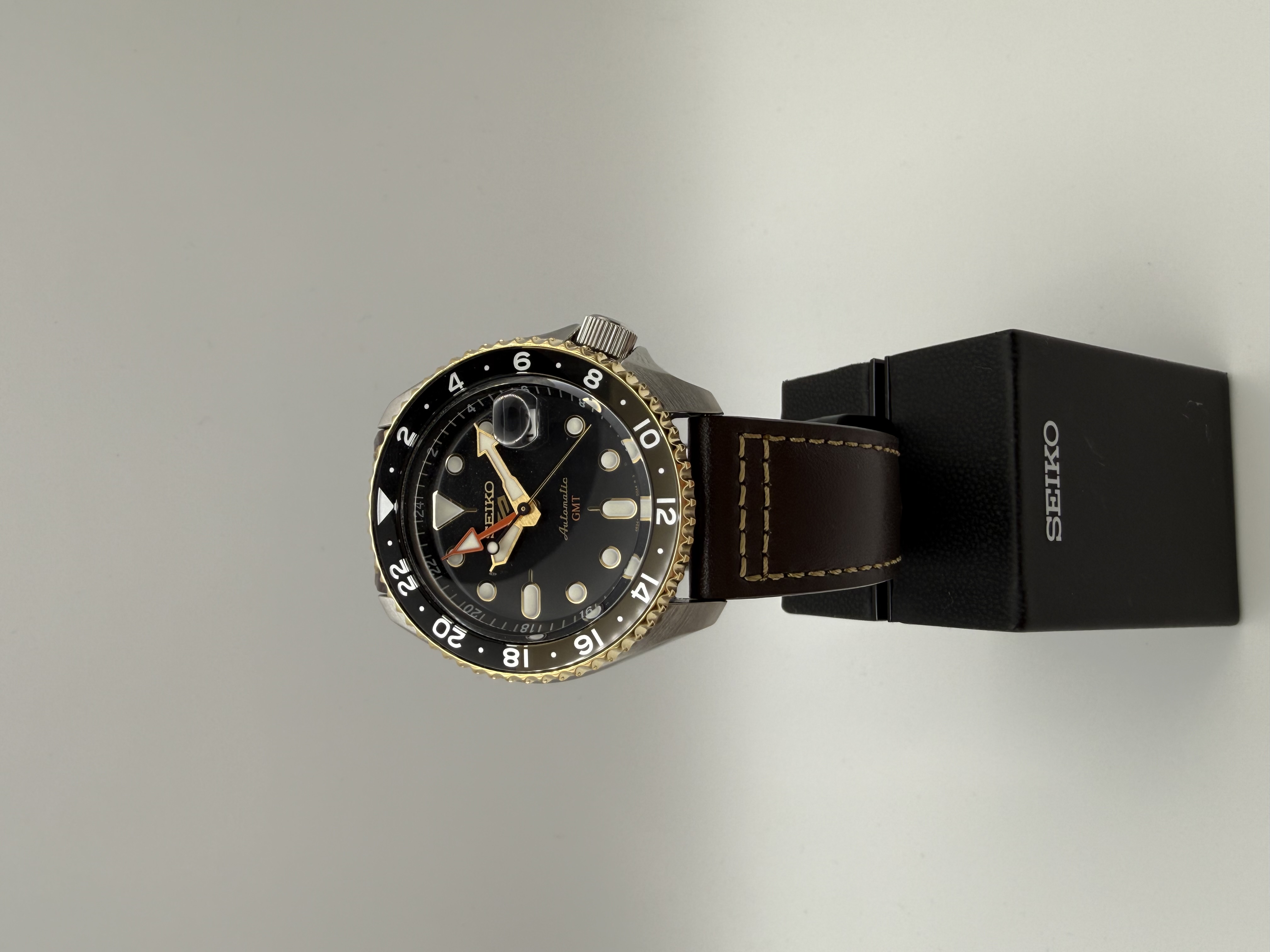 Seiko Herrenuhr Automatic GMT schwarzes Zifferblatt Lederarmband