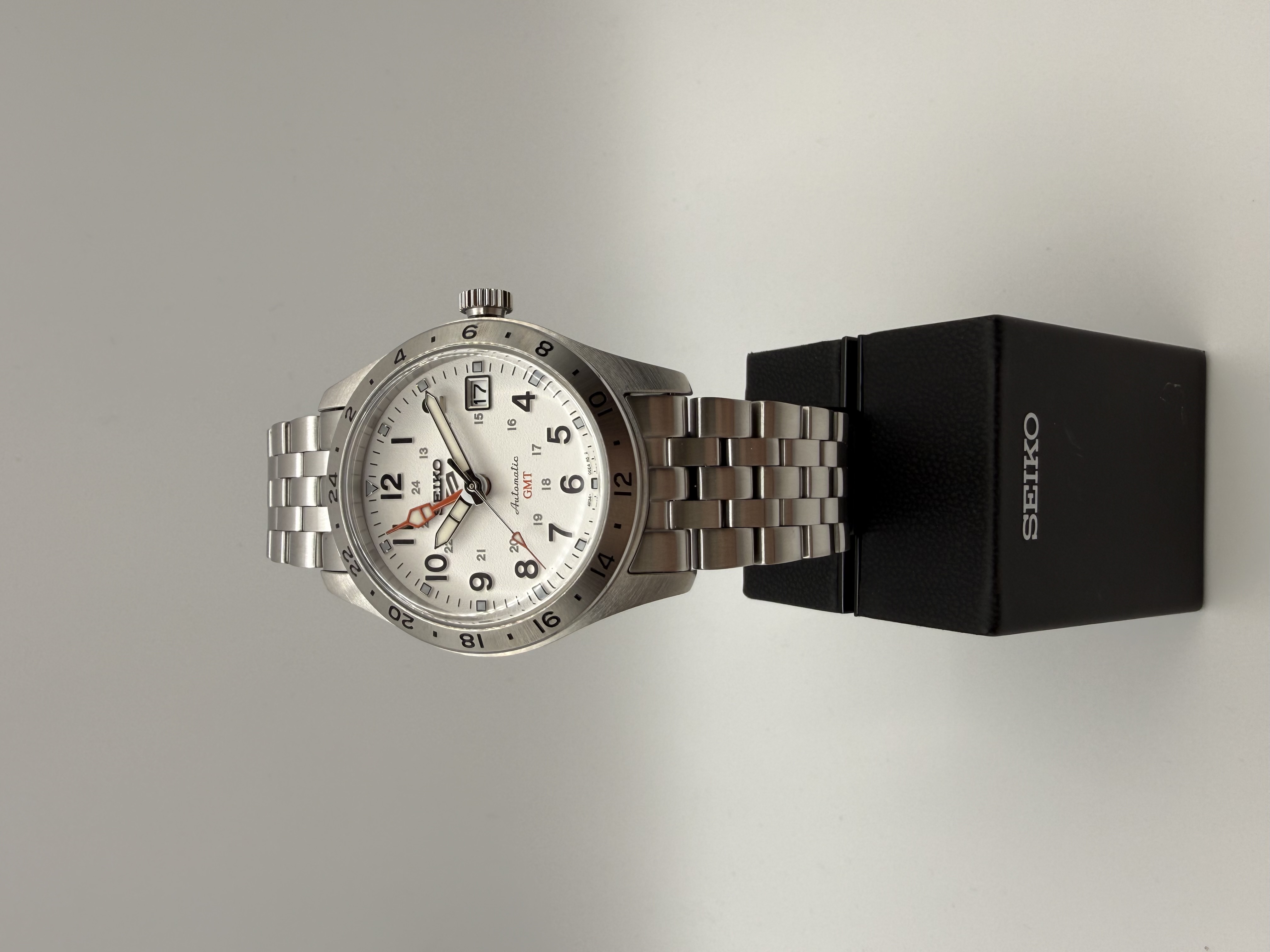 Seiko Herrenuhr Automatic GMT weißes Zifferblatt Stahlarmband