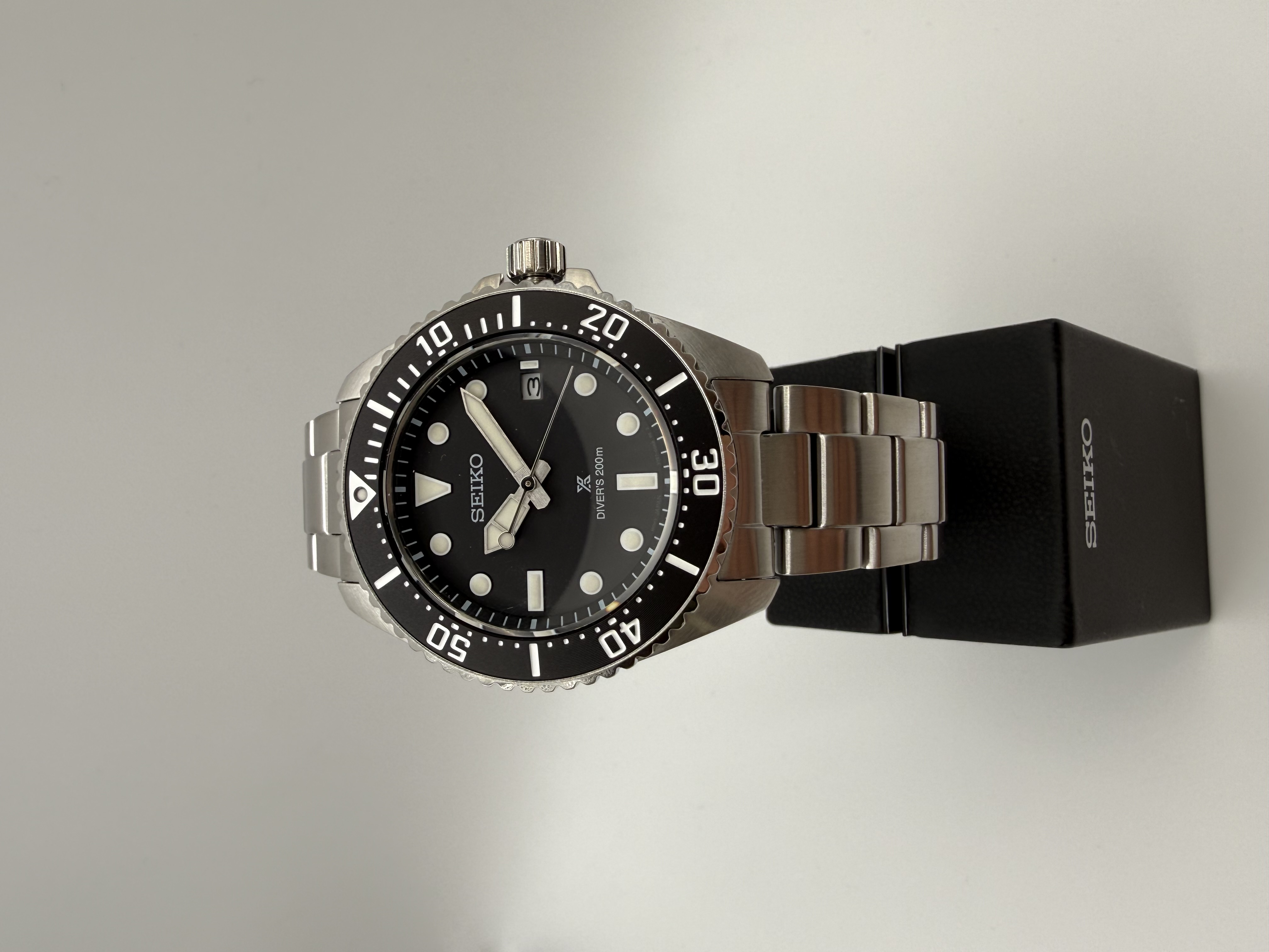 Seiko Herrenuhr Quarz Diver's 200m schwarzes Zifferblatt Stahlarmband