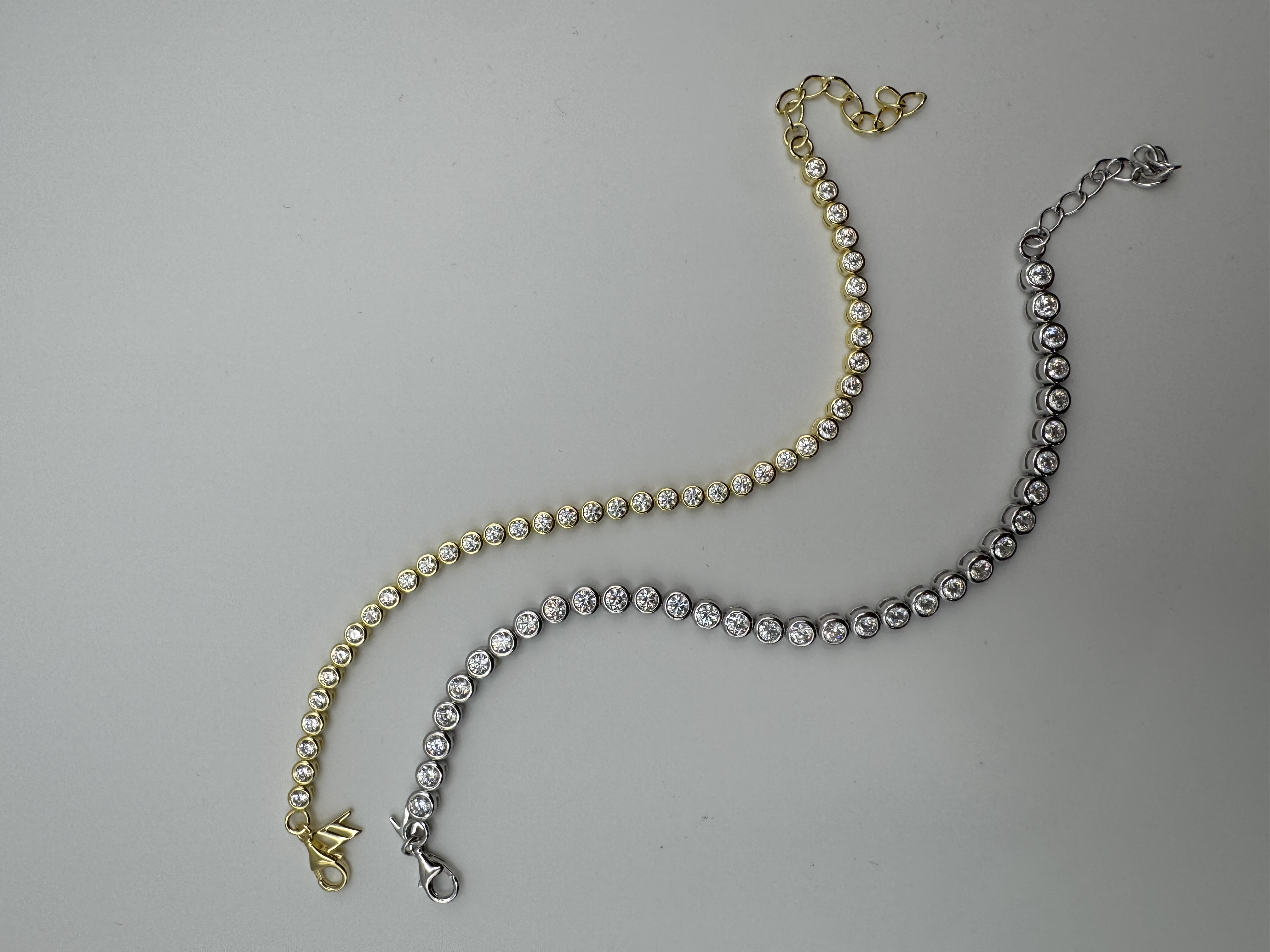 Tennis-Armband mit Zirkonia in Zargen-Fassung – in Gold und Silber