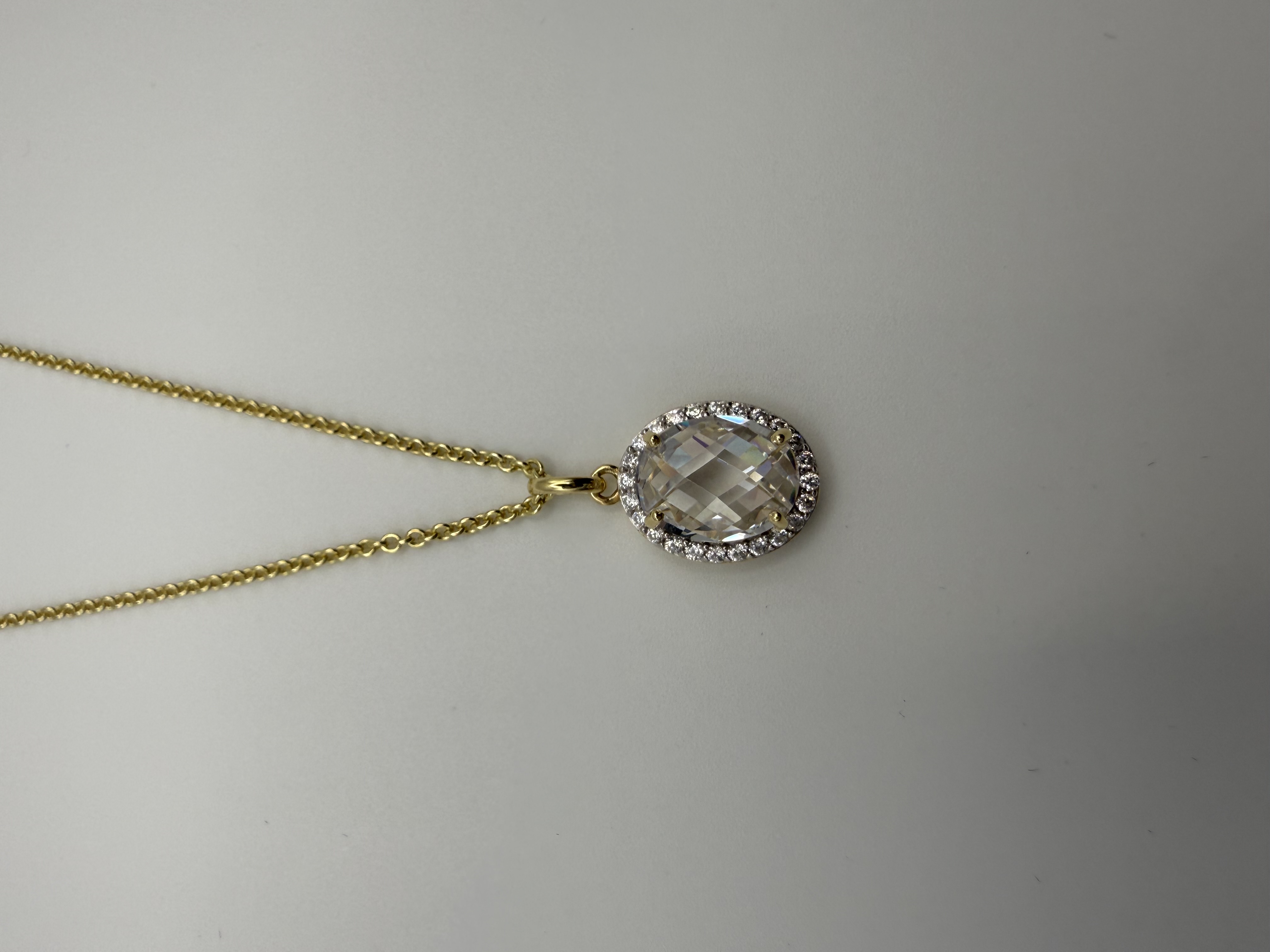 Halskette 925 Silber goldplattiert mit ovalem Halo-Anhänger und Zirkonia