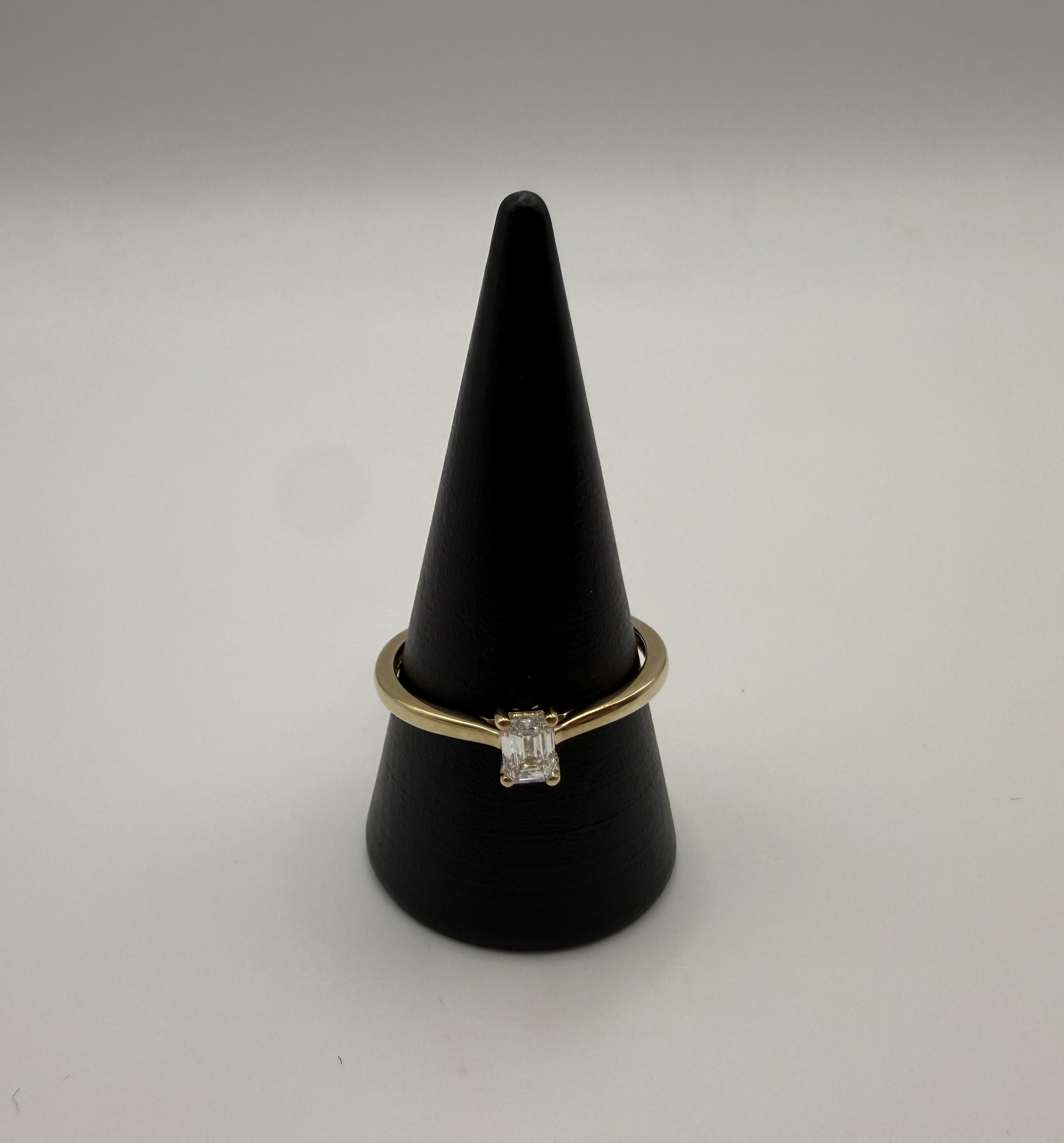 Solitär Ring 333 Gold mit Emerald-Cut Diamant Labor