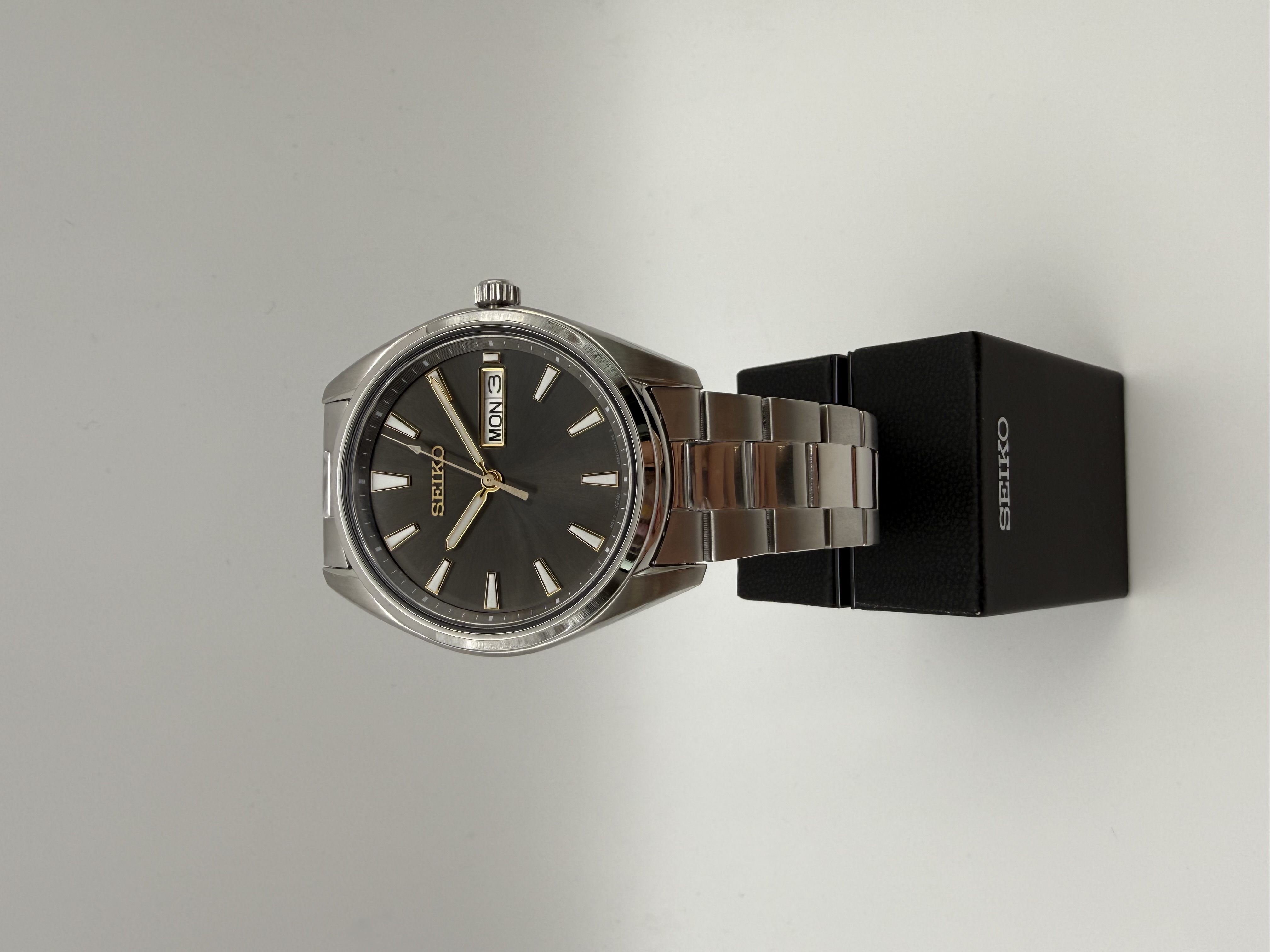 Seiko Herrenuhr dunkelgraues Zifferblatt Tag Datum Stahlarmband