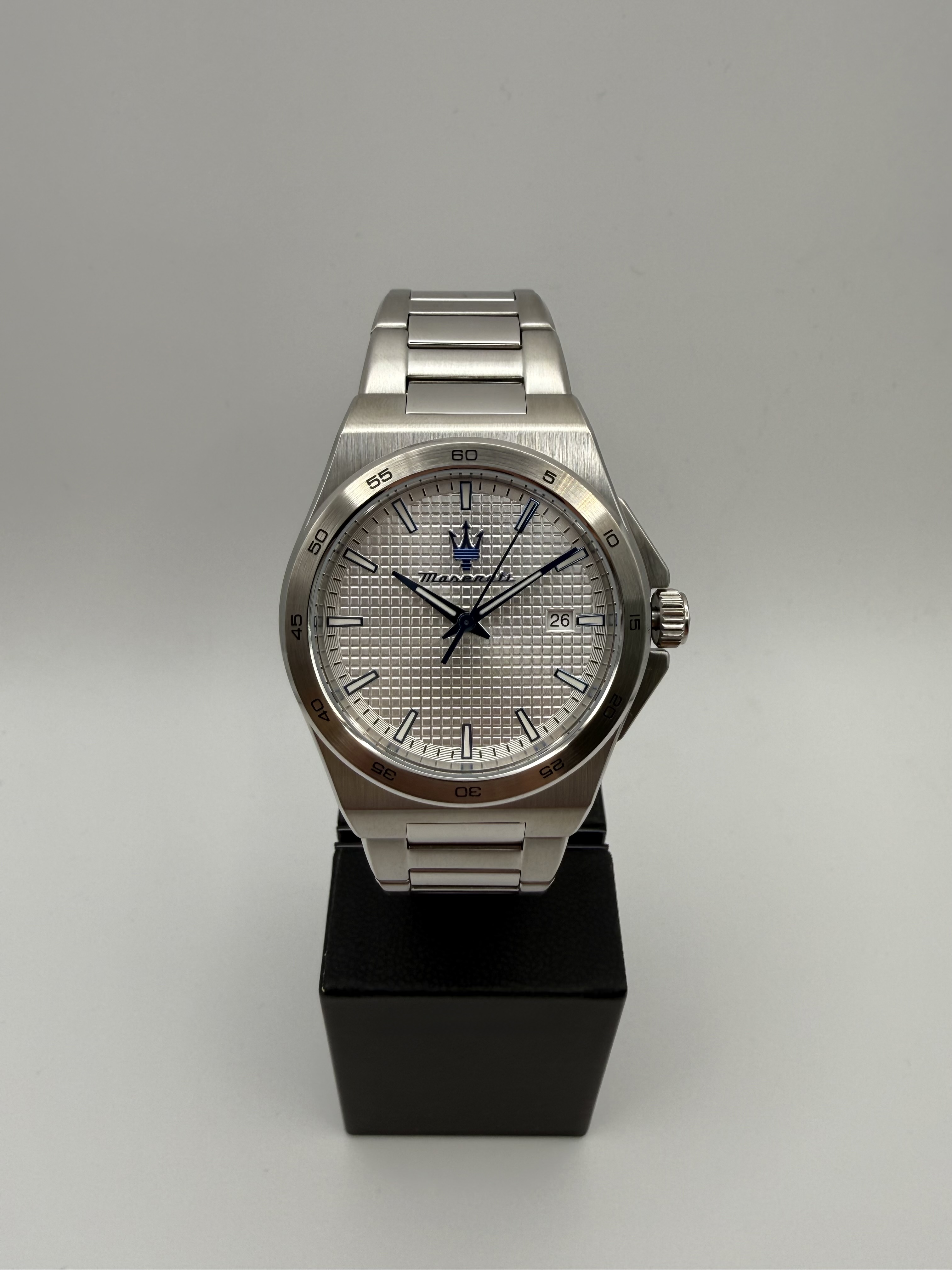 Maserati Herrenuhr silberweißes Zifferblatt Gittermuster blaue Zeiger Stahlarmband